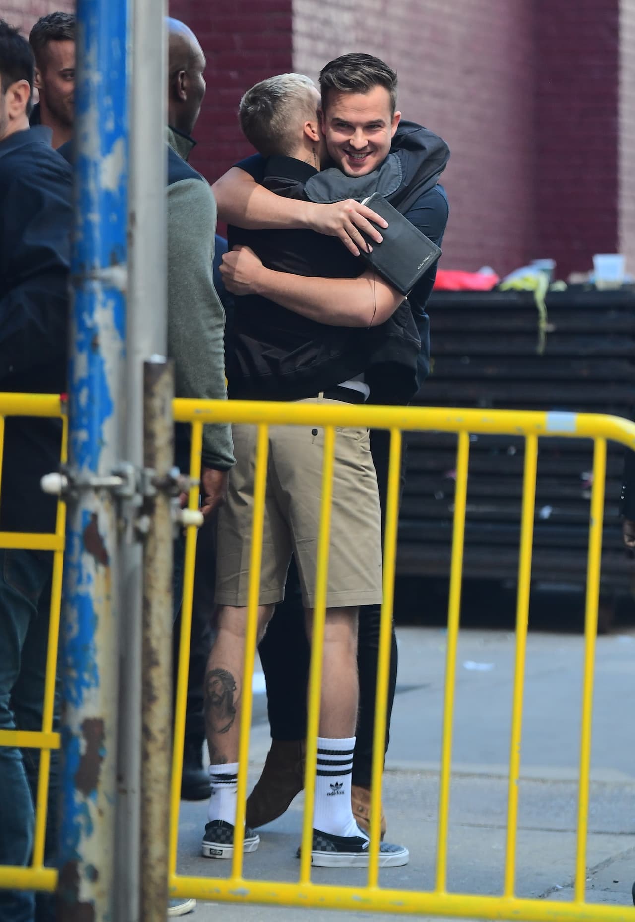 Justin Bieber, de pantalones cortos y dejando ver su tatuaje de Jesucristo en las piernas, estuvo dos horas en su servicio religioso. Al salir, abrazó y besó de manera afectuosa al Pastor Rich Wilkerson, quien ha ganado popularidad recientemente por ser amigo de Kourtney Kardashian.