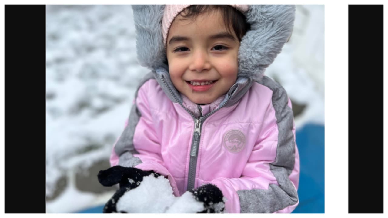 "Mi bella última hija Amelia Raquel quien está disfrutando del único día de nieve". Autor: Ruth Loor.