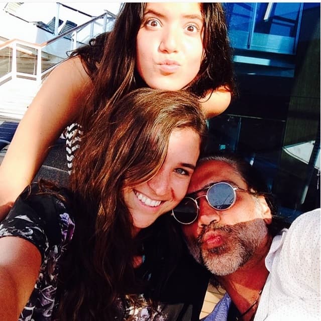 ¡Cómo ha pasado el tiempo y ya sus nenas son enormes, pero él sigue siendo un papacito!