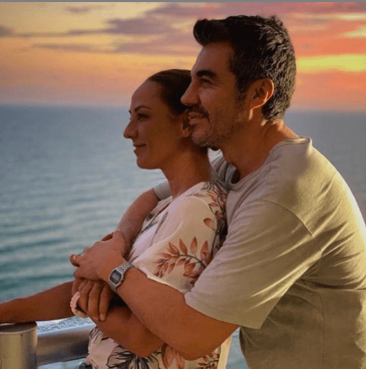 “En las buenas, en las malas, en la peores, en un foro de televisión, en los teatros de México y de Estados Unidos y ahora en un set.. filmando día y noche. Y todos los días de estos 20 años juntos me sorprendes, me proteges, ¡¡me enseñas y me haces reír!! ¡Adrián Uribe eres mi Hombre Increíble! 👔 Que Dios te bendiga cada segundo que respires mi amol!”, escribió la actriz a Adrián Uribe en su cuenta de Instagram. 
<br>