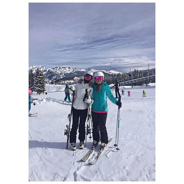 Aquí lista para esquiar junto a una amiga.