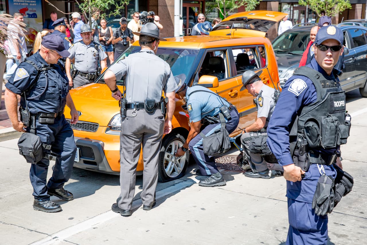 MIERCOLES 20 DE JULIO. 3:00 PM. Una explosión se escuchó cerca de la plaza e hizo correr a cientos de policías y periodistas. Unos minutos de angustia por el estallido, producido por una llanta pinchada de un auto que se detuvo en el semáforo contiguo a la plaza y que los oficiales ayudaron a cambiar.