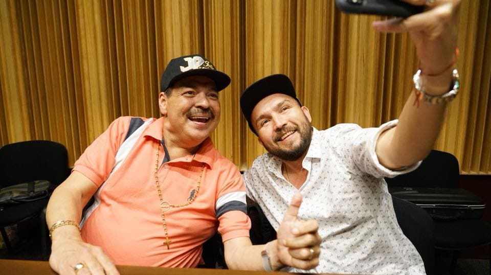 Otro personaje que no podía faltar en este disco homenaje es Julio Preciado, uno de los principales vocalistas que han sido parte importante en la historia de la agrupación originaria de Sinaloa, al noroeste de la República Mexicana.