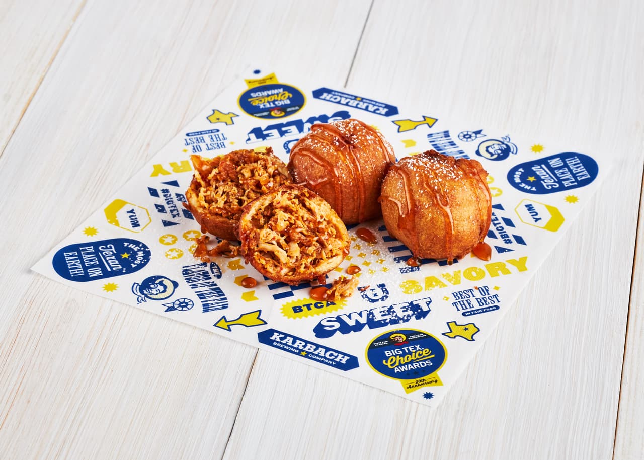 <b>Hot Chick-in-Pancake Poppers, Palmer & Amanda Fortune </b>
<br>
<br>Estas bolitas de sabor son dulces y fáciles de comer. Tienen auténtico pollo picante de Nashville con queso y se sumergen en masa para tortitas, se fríen hasta que se doran. Luego los cubren con un chorrito de miel de Sriracha y una pizca de azúcar en polvo picante de Nashville.