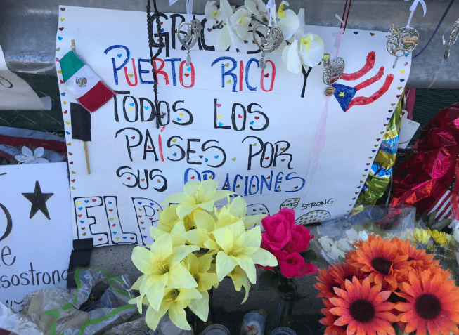 Entre los recuerdos que estaban en los altares improvisados en memoria de las víctimas, había un letrero en agradecimiento a la solidaridad de Puerto Rico con las víctimas. "Gracias Puerto Rico y todos los países por sus oraciones", se lee.