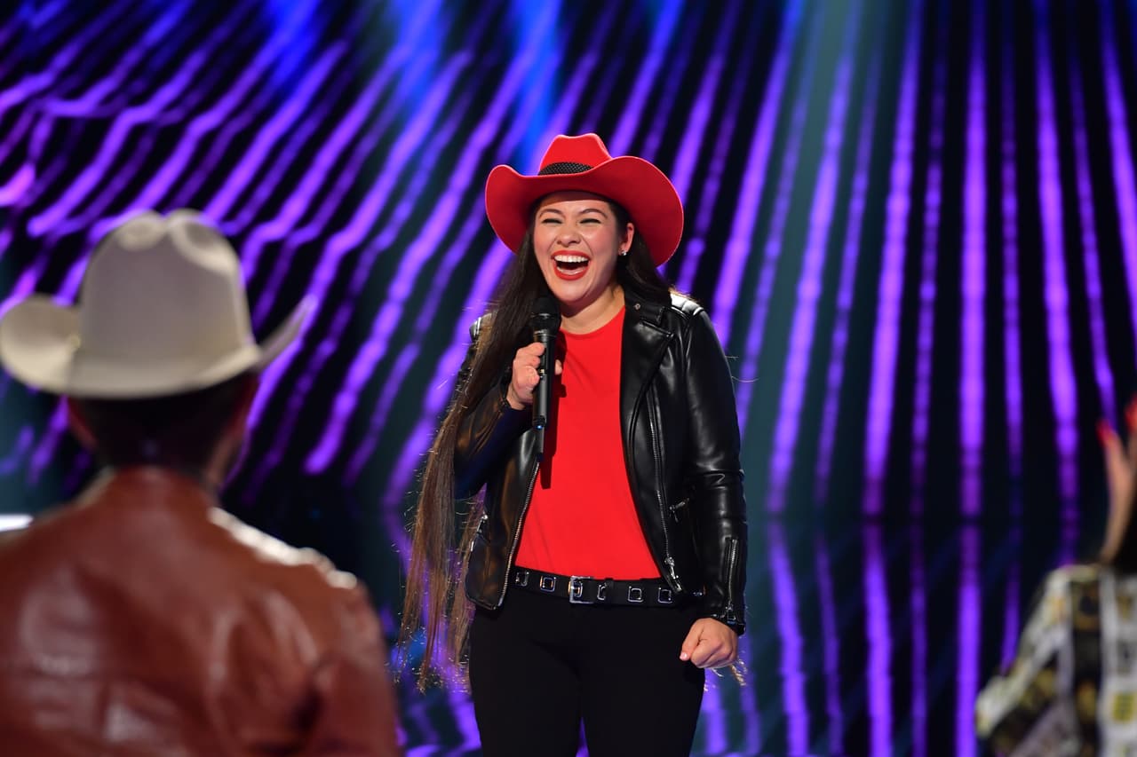 Tanto así que al momento de terminar la canción, Natti Natasha, Joss Favela y Olga Tañón se levantaron de su lugar para aplaudirle de pie.