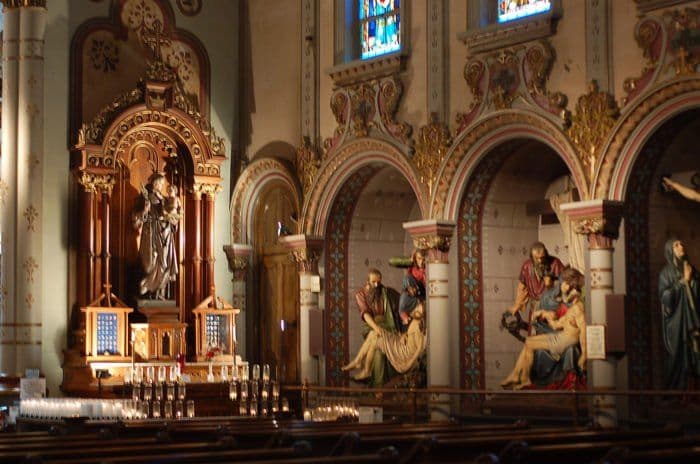 Como su santo favorito, San Antonio de Padua, el P. Mollinger era conocido por su toque curativo. Miles de personas lo visitaban cada año pidiendo su ayuda para curar sus aflicciones. Mollinger decidió honrar a San Antonio construyendo una capilla en su honor, lo que hizo con $ 300,000 de su propio dinero.
<br>
<br>