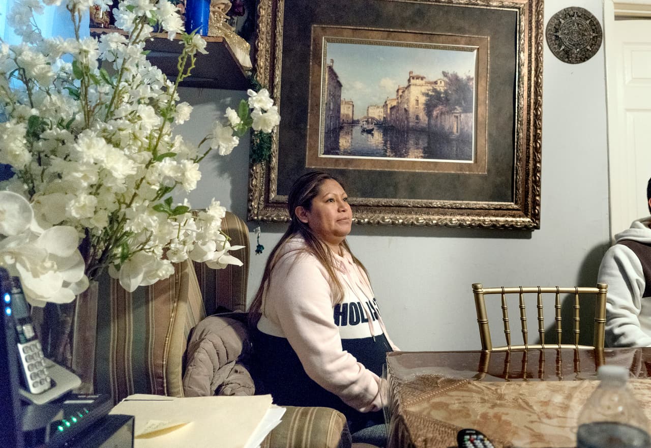 <b>Adela García. </b>
<br>
<b>Trump National Golf Club Westchester, New York.</b>
<br>“Mucha gente me llegó a preguntar ¿pero si Trump está hablando mal de ustedes por qué siguen trabajando? Yo respondía: lamentablemente ahorita es la necesidad porque estamos ahí, tenemos que trabajar. Tenía que relajarme y seguir trabajando más que nada por mis hijos’’. Vea la historia completa en el especial 
<a href="https://www.univision.com/noticias/especiales/el-poblano-que-colgaba-los-cuadros-de-trump">El poblano que colgaba los cuadros de Trump</a>, de Univision Investiga.