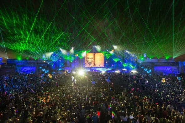 Se acerca el verano y muchos se preparan para los grandes festivales musicales de la temporada. En California, Coachella domina la taquilla, pero 'The Tomorrow World Electronic Music' parece ser una fuerte competidor. Te compartimos algunas fotos del festival de música electrónica durante su última edición en Chattahoochee Hills. La fiesta reunió a los mejores Dj’s y atrajo público de cada rincón del planeta. ¿Crees que este festival sea mejor que el del Valle de Indio?