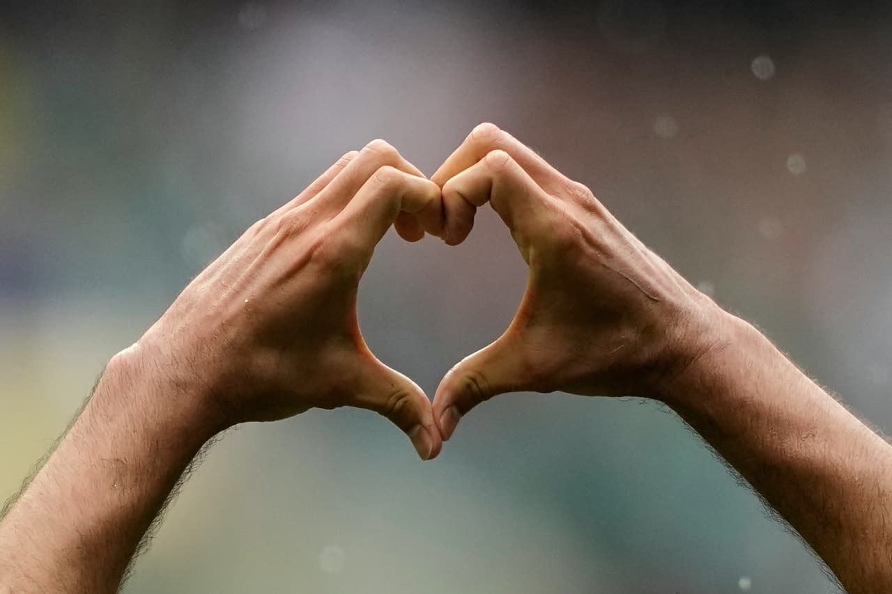 El mexicano Raúl Jiménez hace un gesto de corazón mientras celebra tras marcar el segundo gol de su equipo durante el partido de fútbol del Grupo A de la Copa del Mundo entre México y Sudáfrica, en Ciudad de México.