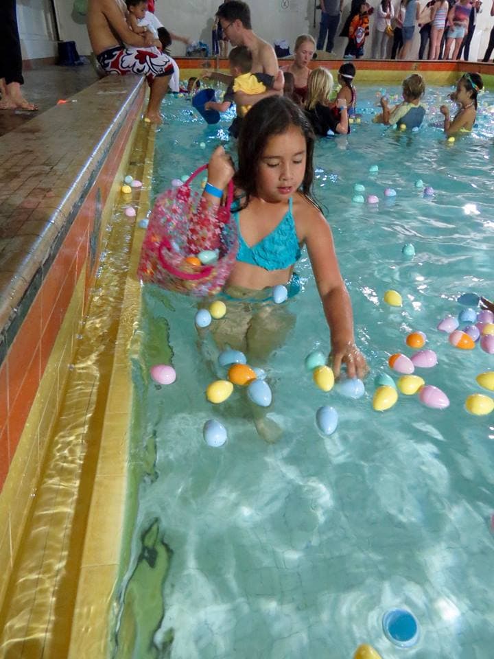 <b>“Underwater Eggstravaganza” en The Plunge</b>
<br>Niños tendrán que tener una canasta impermeable para esta búsqueda ya que los huevos están flotando en una piscina. Padres podrán entrar al agua con los más chiquitos y después entran los niños mayores. Además, el conejo y algunos de sus amigos estarán por la alberca para saludar a las familias.
<br>
<br>El Segundo
<br>20 de abril, 9:30 a.m. – 11 a.m.
<br>
<a href="http://www.elsegundo.org/" target="_blank">www.elsegundo.org</a>
<br>$5 - $7