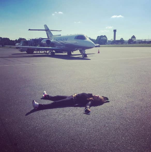 Después de problemas con dos aviones, mejor se tumbó al piso.