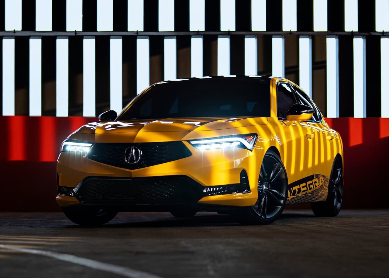 <h3 class="cms-H3-H3"><b>Acura Integra 2023</b></h3>
<br>
<br>El Acura Integra está de regreso. El fabricante dio a conocer una unidad de pre-producción como anticipo al modelo que lanzará el próximo año en su edición 2023 y que reemplaza al ILX. Será fabricado en Estados Unidos, específicamente en la planta de Marysville, Ohio, donde también se produce el TLX, y tendrá un precio inicial que ronda los 30,000 dólares.
<br>