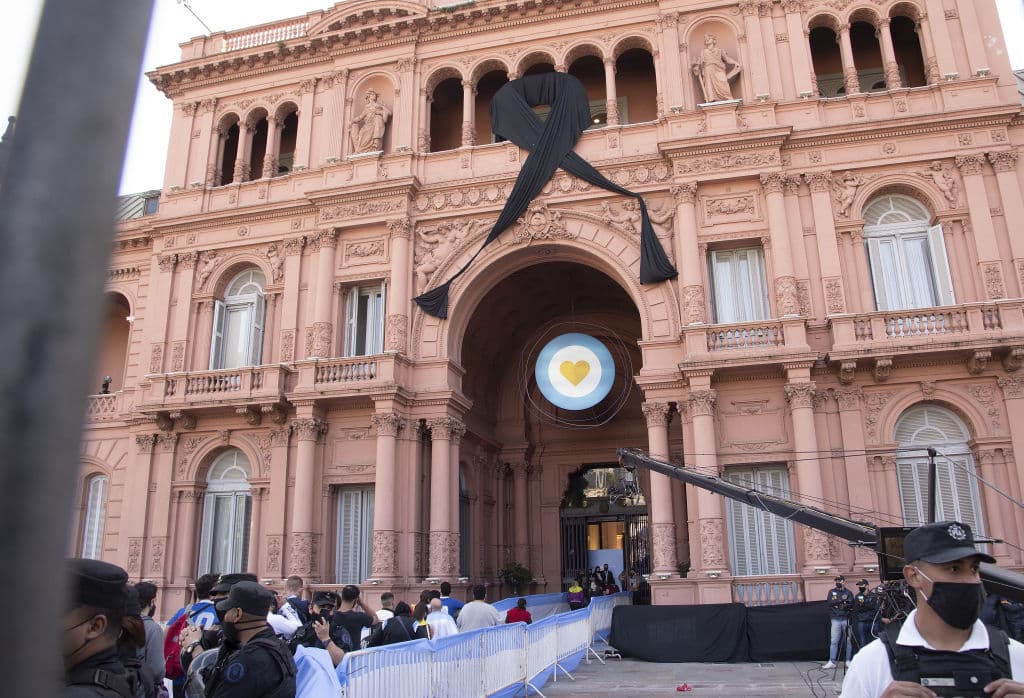 "Es Dios. Hizo todo bien": Argentina da un multitudinario último adiós a Maradona