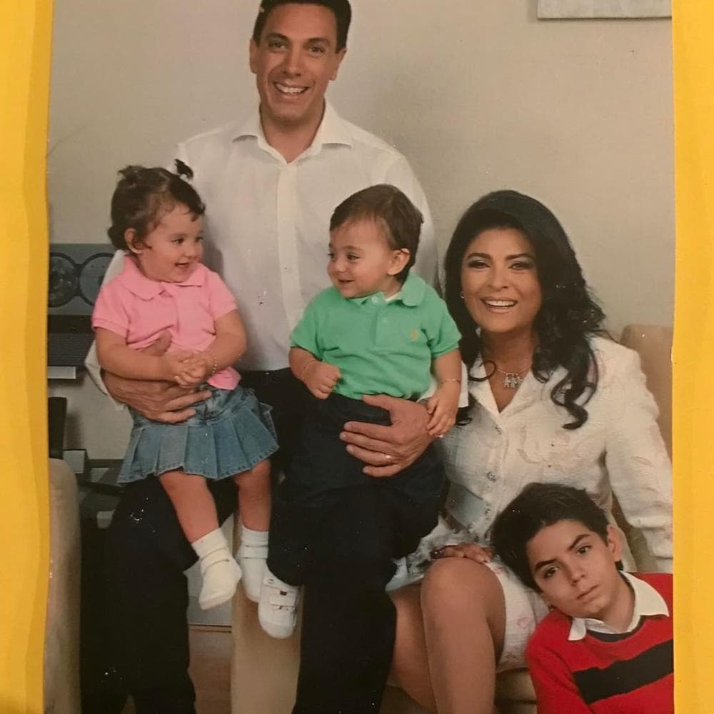 En agosto de 2004, Victoria y Omar se convirtieron en padres de los mellizos Victoria y Anuar. Durante una entrevista en el programa 'Historias Engarzadas', la actiz reveló que debió someterse a un tratamiento de fertilidad para convertirse nuevamente en madre.