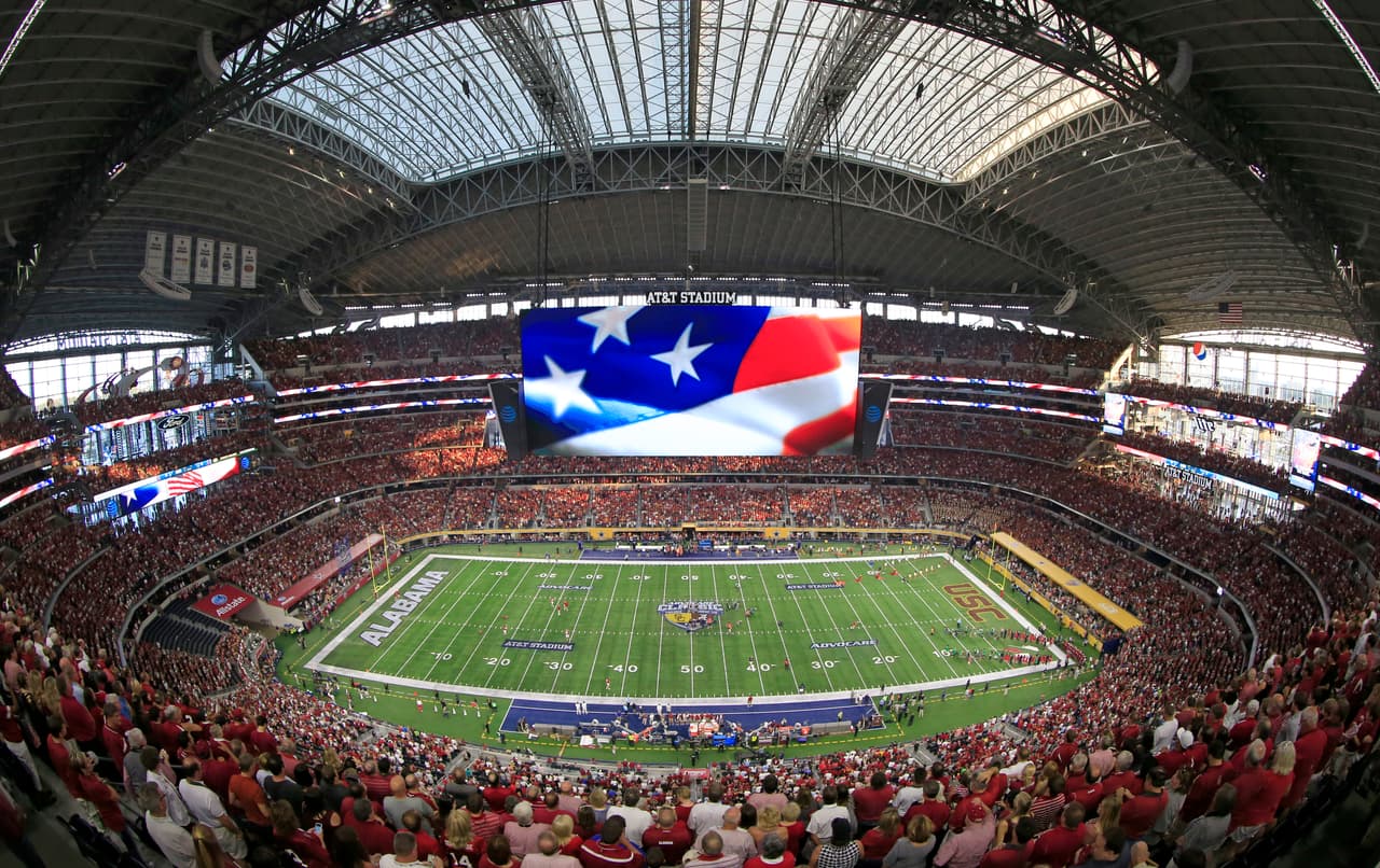 El AT&T Stadium, la casa de los Dallas Cowboys, una de las joyas de la NFL, tiene aforo para 80 mil espectadores, abrió en 2009 y sería un recinto mundialista espectacular con su pantalla gigante.