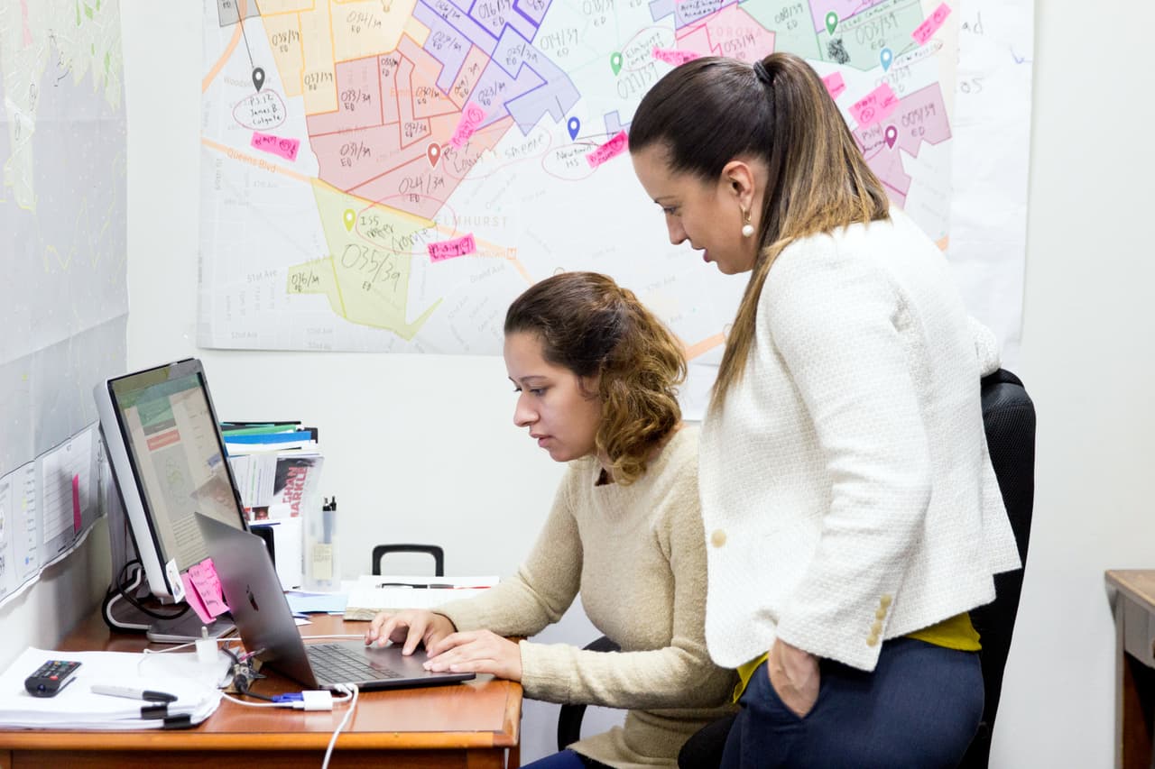 Catalina Cruz junto a su hermana menor, que ha trabajado como voluntaria de su campaña.