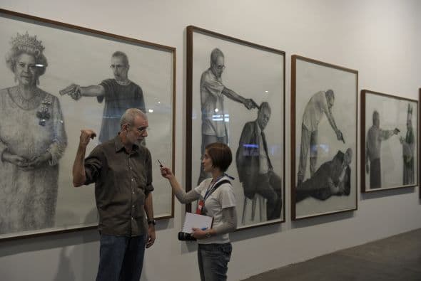 Nueve autorretratos al carbón del artista Gil Vicente, con escenas imaginarias en que asesina a líderes mundiales, se convirtieron en el centro de un feroz debate, en el que la Orden de los Abogados pide la retirada de las obras de la Bienal, que comienza el sábado.