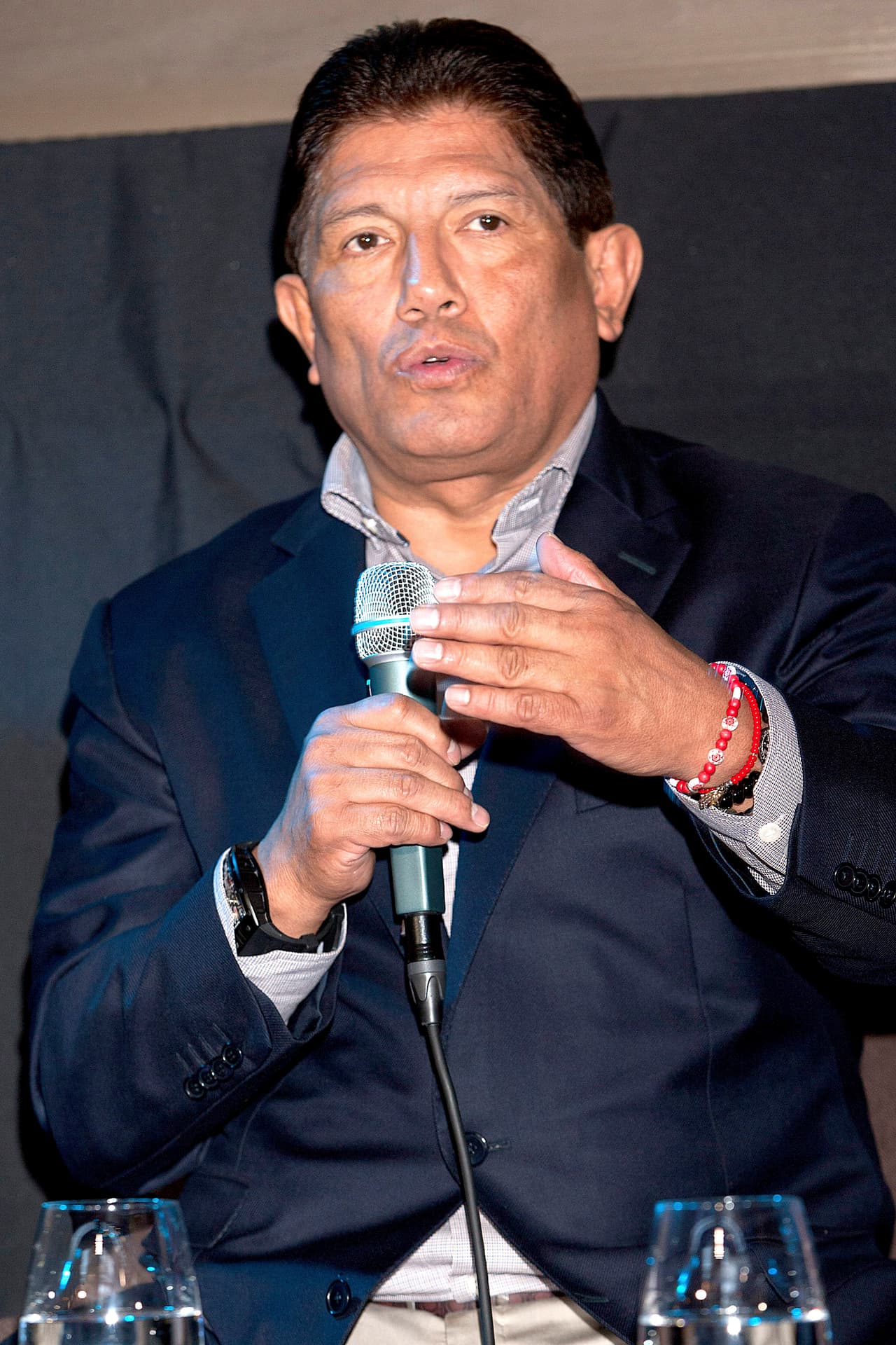 “Es muy desagradable. Me patearon, me tiraron, me amagaron con pistola, con un desarmador largo. A la hora que se empezaron a llevar todas las cosas me entró una gran impotencia. Eso fue lo que pasó”, señaló el productor, quien al momento del robo se encontraba solo en su domicilio.