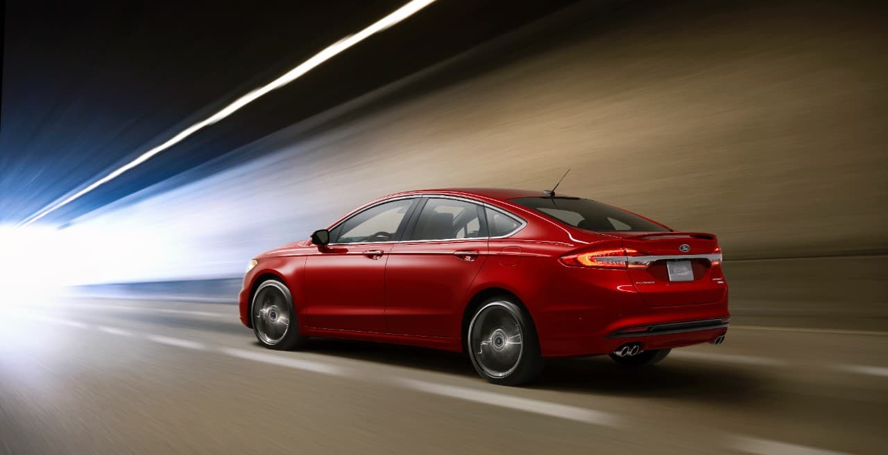 <b>Ford Fusion 2018 (México)</b>
<br>Precio: desde 22,800 dólares 
<br>Motor: cuatro cilindros Duratec 2.5 litros, 175 hp 
<br>Bolas de aire: ocho (delanteras, laterales delanteras, tipo cortina 1 y 2 fila, rodilla para conductor y pasajero)
<br>Asistencias: Frenos ABS, control de estabilidad electrónico, control de tracción avanzada. Frenos de disco en las cuatro ruedas. EBD y EBA.