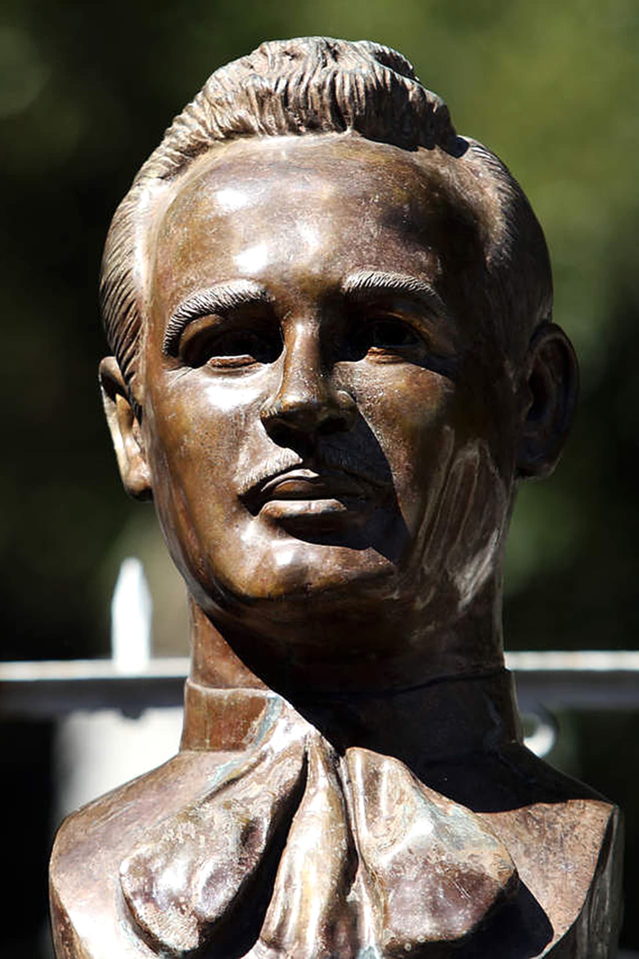 La tumba de Pedro Infante, en la Ciudad de México, y la Plaza Pedro Infante en Mérida, donde murió, reciben cada año cientos de visitantes de cinco generaciones para conmemorar al ídolo.