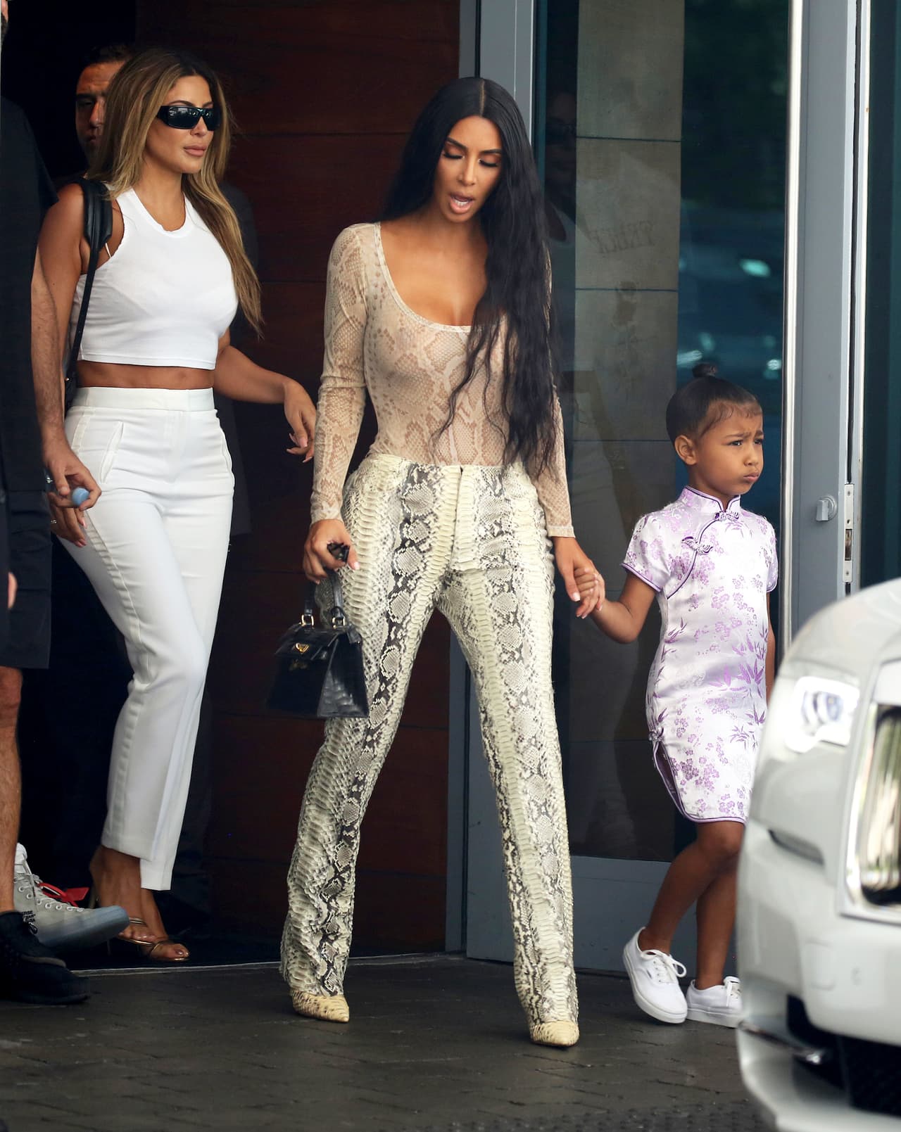 Otra versión apunta a que cuando Kim está siendo grabada para su reality y está con su hija, siempre le pregunta a la pequeña si desea o no salir en la emisión, según afirmó Harper’s Bazaar citando a fuentes cercanas a la celebridad.
<br>