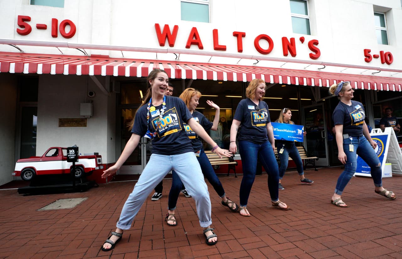 La entrada del 
<a href="https://www.walmartmuseum.com/content/walmartmuseum/en_us.html"><u>Museo Walmart</u></a> de Bentonville, Arkansas, instalado en el local donde funcionó la primera tienda de Sam Walton, fundador de la gigantesca cadena en la década de 1950. El “incentivo de talento” para atraer nuevos habitantes al noroeste de Arkansas tiene el apoyo económico de la Fundación de la Familia Walton, socios mayoritarios de Walmart, que aportó para el proyecto más de un millón de dólares.
<br>