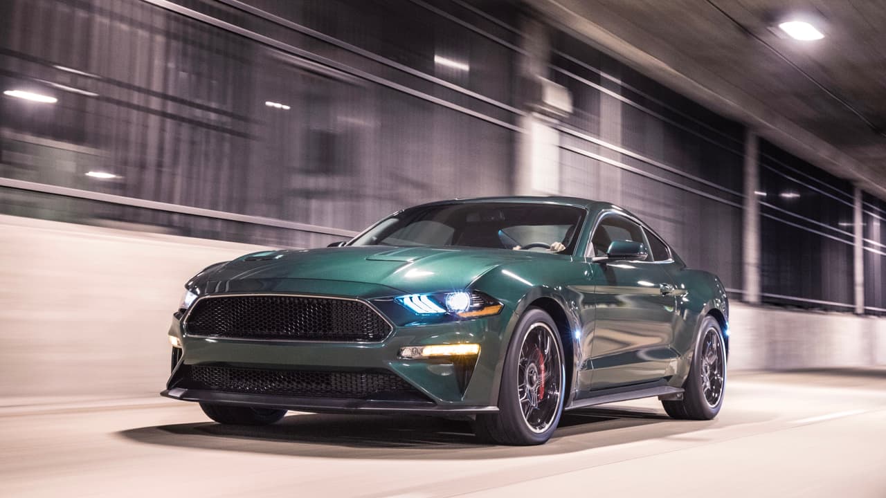 Para 2019 nos llega la tercera versión del Ford Mustang Bullit equipado con una
<b> versión mejorada del V8 'Coyote' de 5.0-litros</b> del Mustang GT que produce 475 caballos de fuerza y 420 lb.-pie. de torque y cuyos detalles puedes conocer 
<b><a href="https://www.univision.com/noticias/auto-show-de-detroit/este-es-el-ford-mustang-bullitt-2019-fotos?ige" target="_blank">aquí</a></b>.