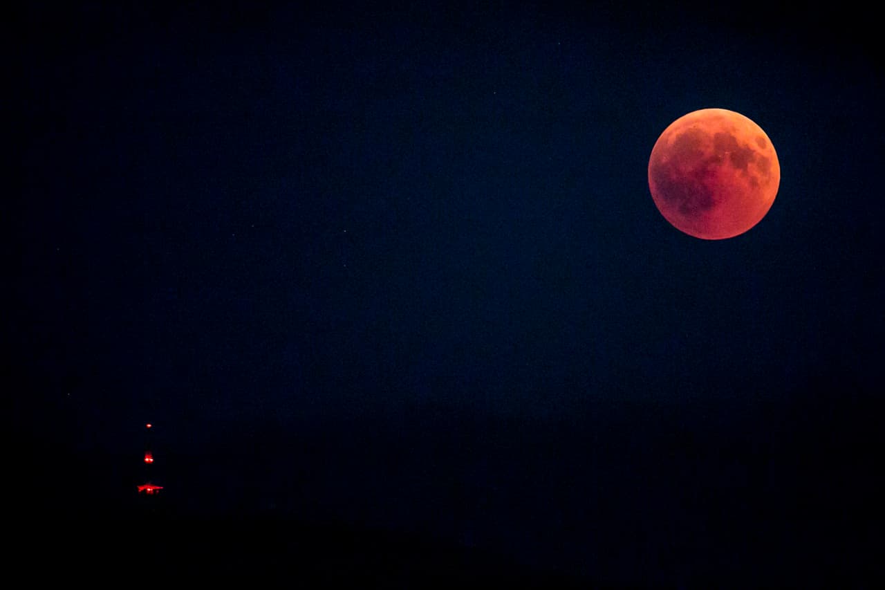 La Luna roja sobre la montaña de Patscherkofel en Innsbruck, Austria.
