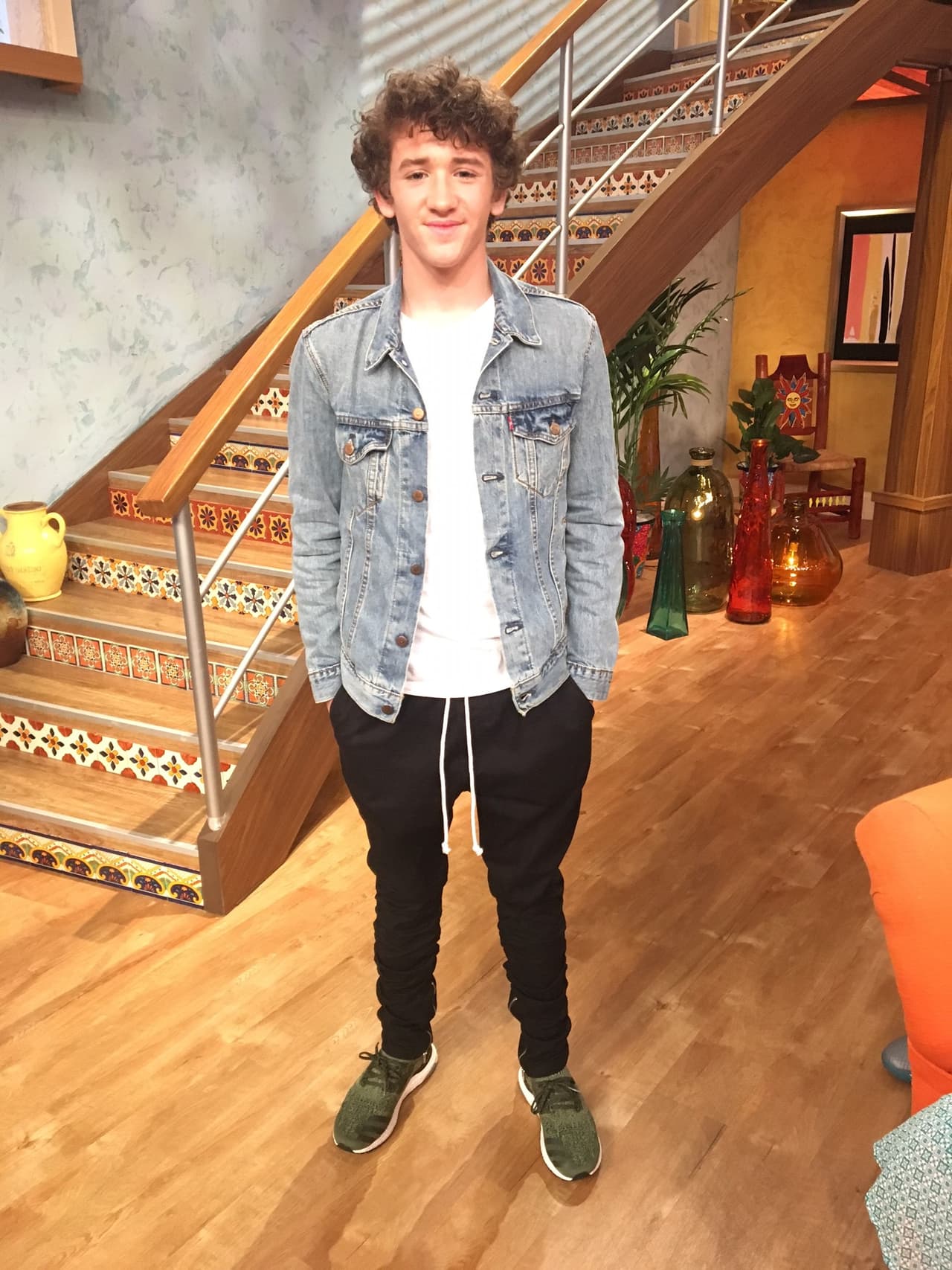 Art Parkinson conocido por dar vida a Rickon en 'Juego de Tronos', presta su voz al protagonista.