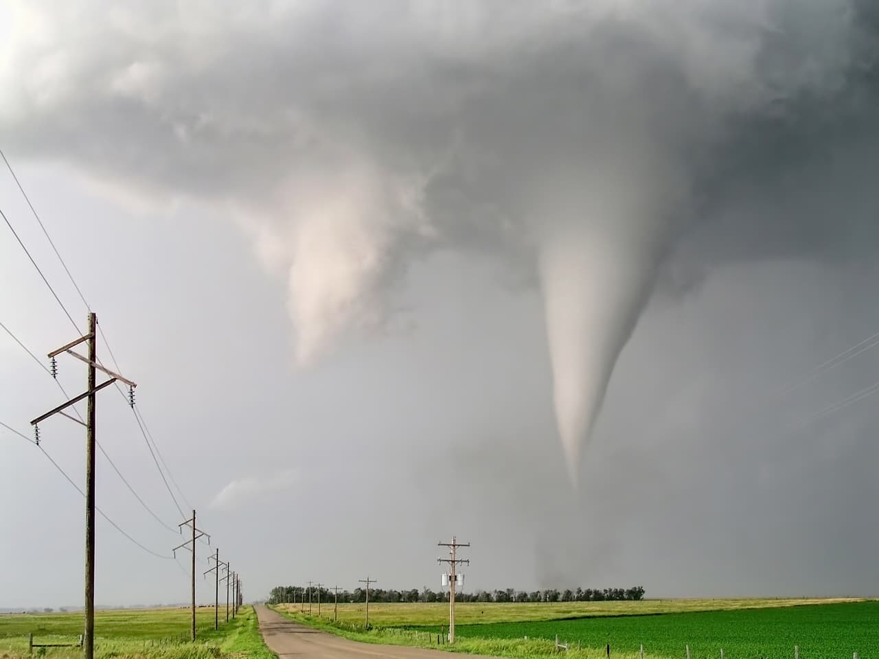 Estos pueden producirse en cualquier temporada del año, sobre todo en la zona centro del país denominada 
<b>'corredor de los tornados'</b>, la cual abarca los estados de Texas, Oklahoma, Kansas y Nebraska.