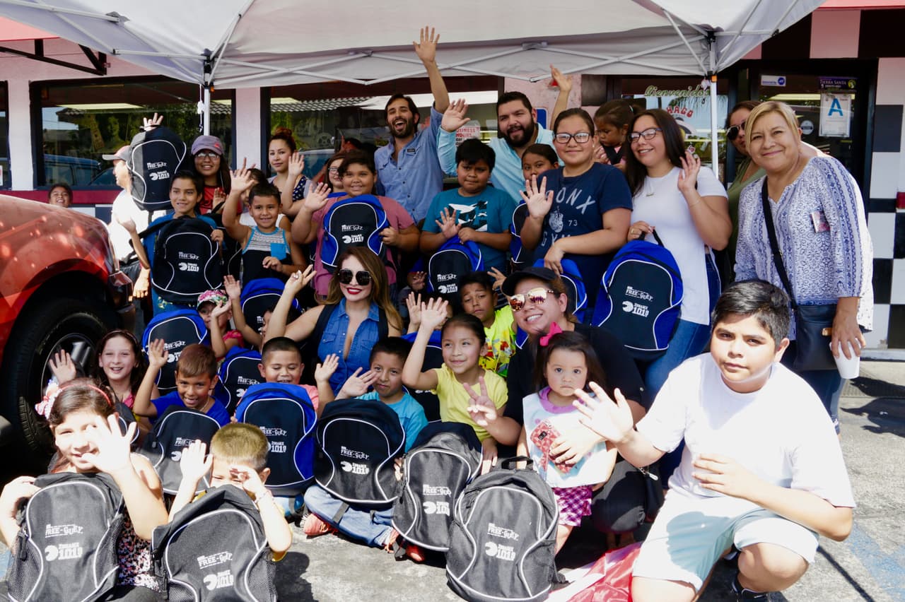 Recientemente, hemos visto a los locutores regalar mochilas en diferentes partes de 
<b>Los Ángeles,</b> con su promoción '
<b>Mochilas con la Mochila' </b>para este regreso a clases.