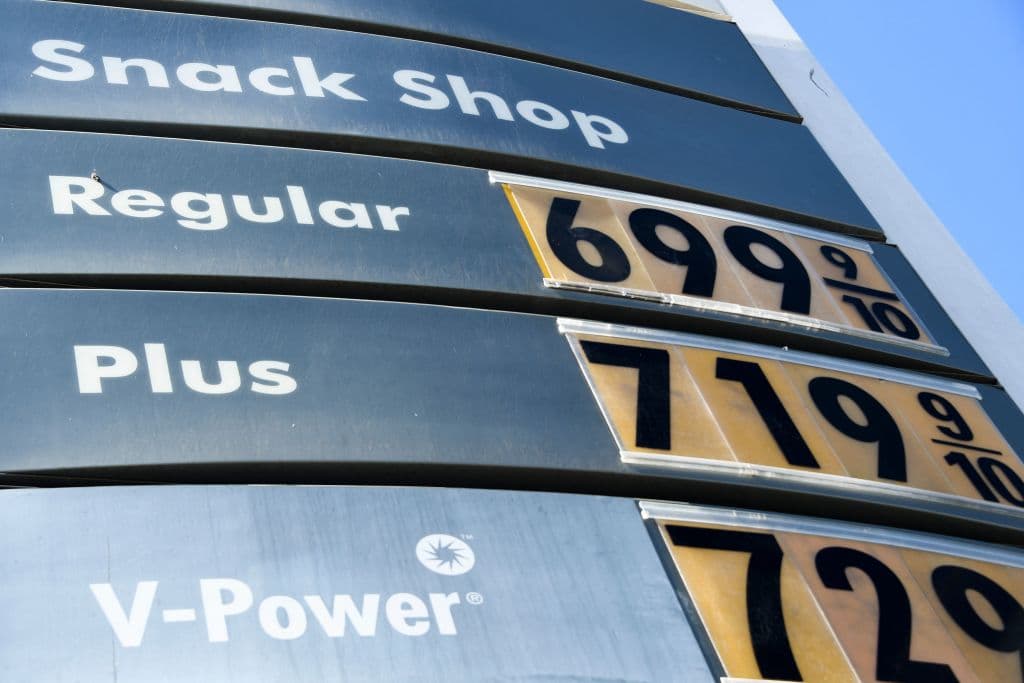 El precio de la gasolina baja levemente en EEUU tras romper un récord la semana pasada