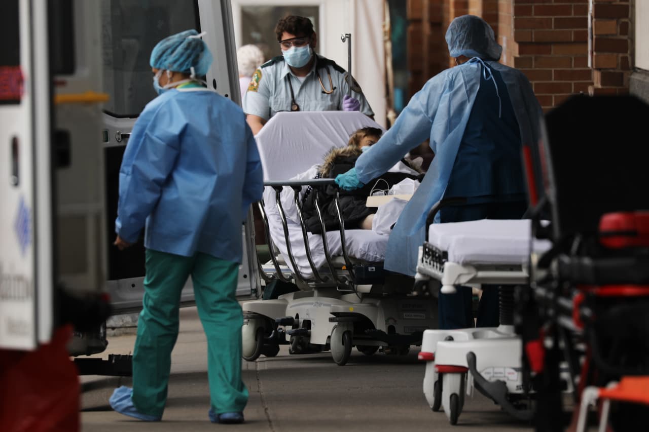 “Cardíaco, respirador, dolor en el pecho, tos": las escalofriantes transmisiones radiales de paramédicos durante la crisis de coronavirus