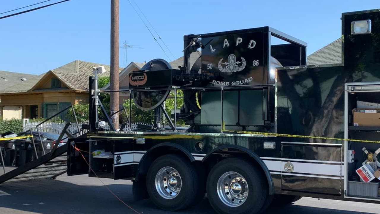 "La casa se nos puede caer encima", afectados por explosión accidental en el sur de Los Ángeles exigen respuestas