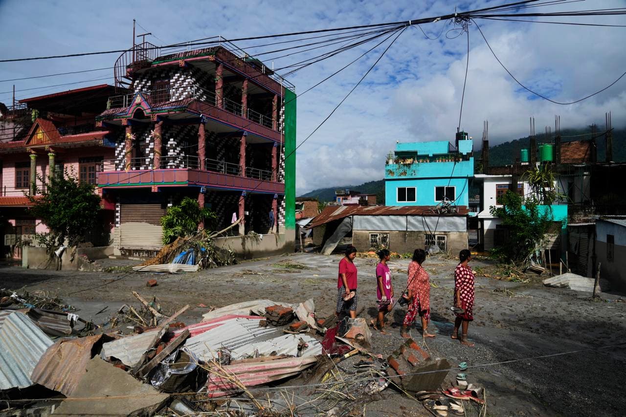 Más de 350 muertos y al menos 1,300 desaparecidos de 30 países por la avalancha en Nepal