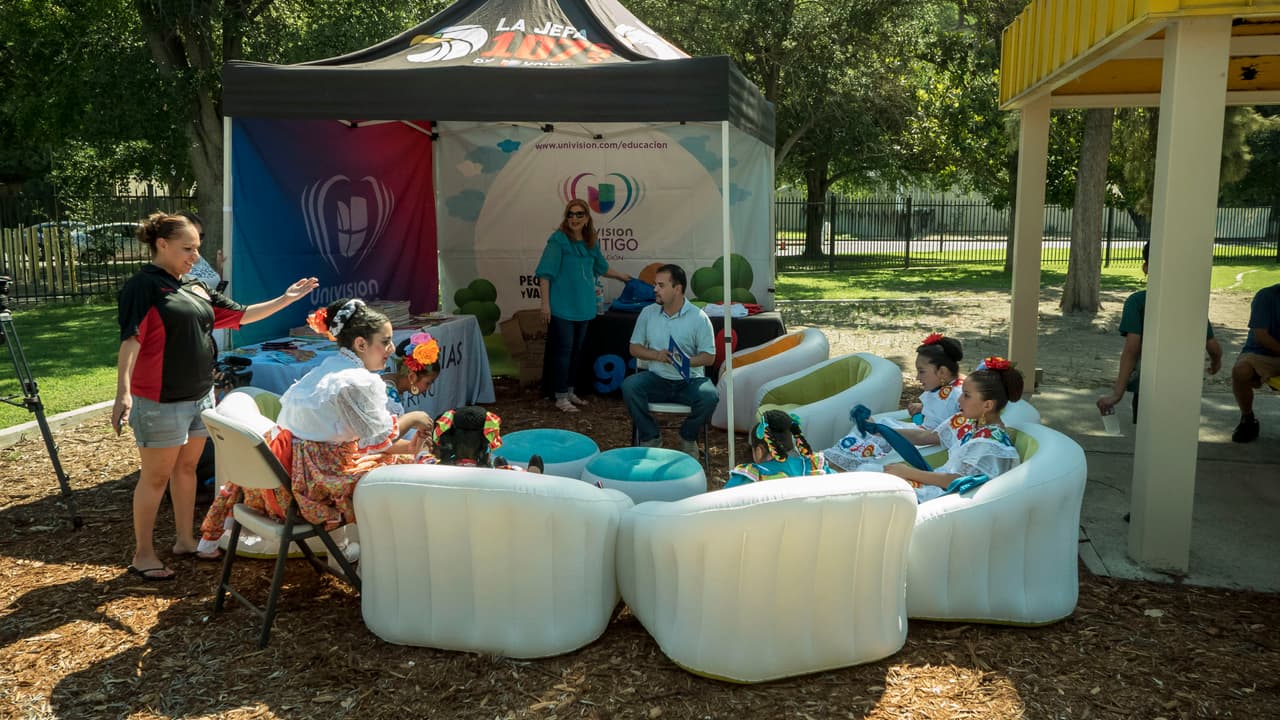 Familias del valle central visitaron los parques temáticos Playland y Storyland para disfrutar del Día de la Familia en Fresno.