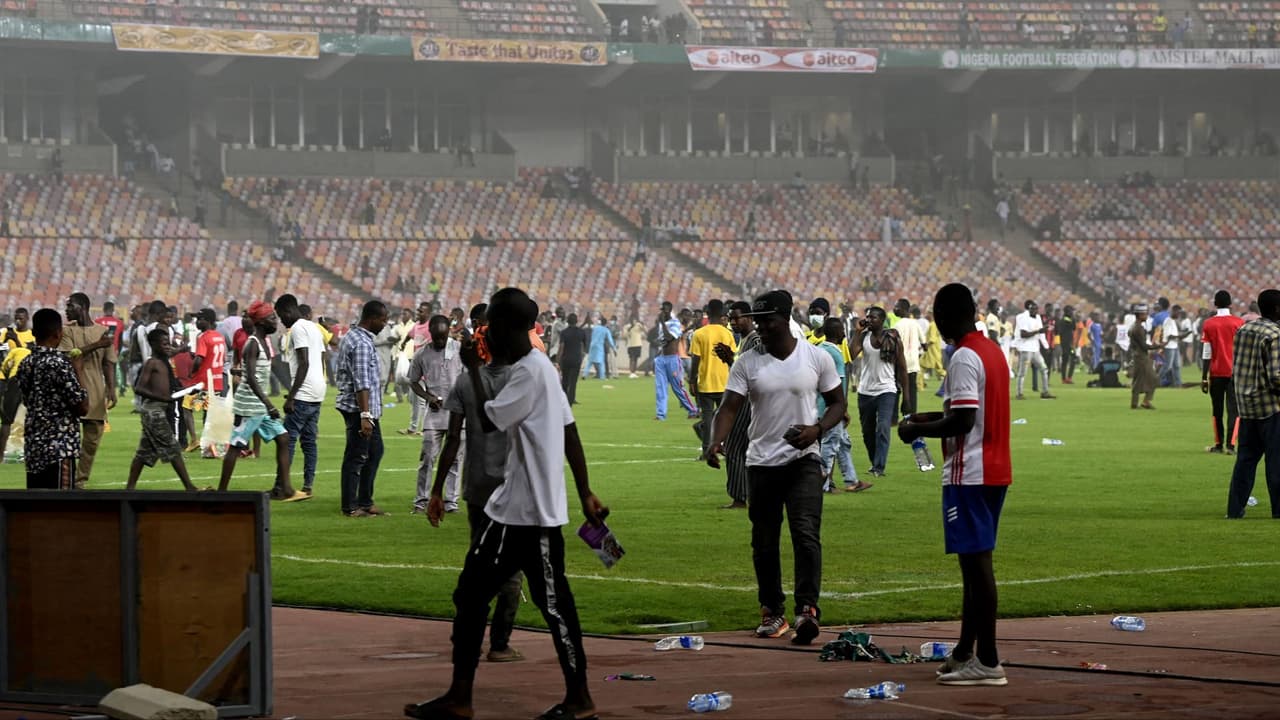 Nigerianos enloquecen e invaden cancha tras no clasificar al Mundial de Qatar 2022