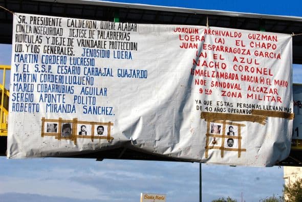 En distintos puntos de las localidades de Tlapehuala y Ciudad Altamirano, en el estado de Guerrero, fueron halladas mantas al parecer firmadas por los cárteles de Los Caballeros Templarios y La Familia, según reportó el diario mexicano 'Reforma'. En los mensajes colgados en varios puentes se leen consignas contra el Presidente Felipe Calderón, a quien responsabilizan de las 60 mil muertes registradas durante su sexenio al declararle la guerra al narcotráfico. Ver toda la información .