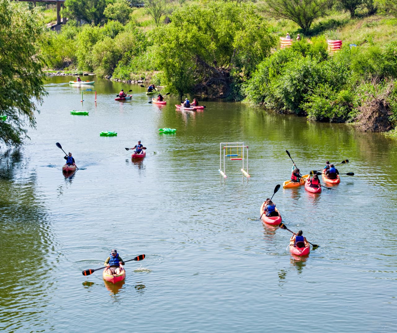 <h2 class="cms-H2-H2">Mission Reach Flotilla Fiesta</h2>
<br>
<ul>
<li class="li1">Cuándo: 27 de abril</li>
</ul>
<ul>
<li class="li1">Hora: 11:00 horas - 15:00 horas</li>
</ul>
<ul>
<li class="li1">Dónde: Acequia Park</li>
</ul>
<ul>
<li class="li1">Qué es: El único evento oficial de kayak. Evento que apoyará a la rehabilitación del cauce del Río de San Antonio.</li>
</ul>
<ul>
<li class="li1">Costo: 10 dólares</li>
</ul>