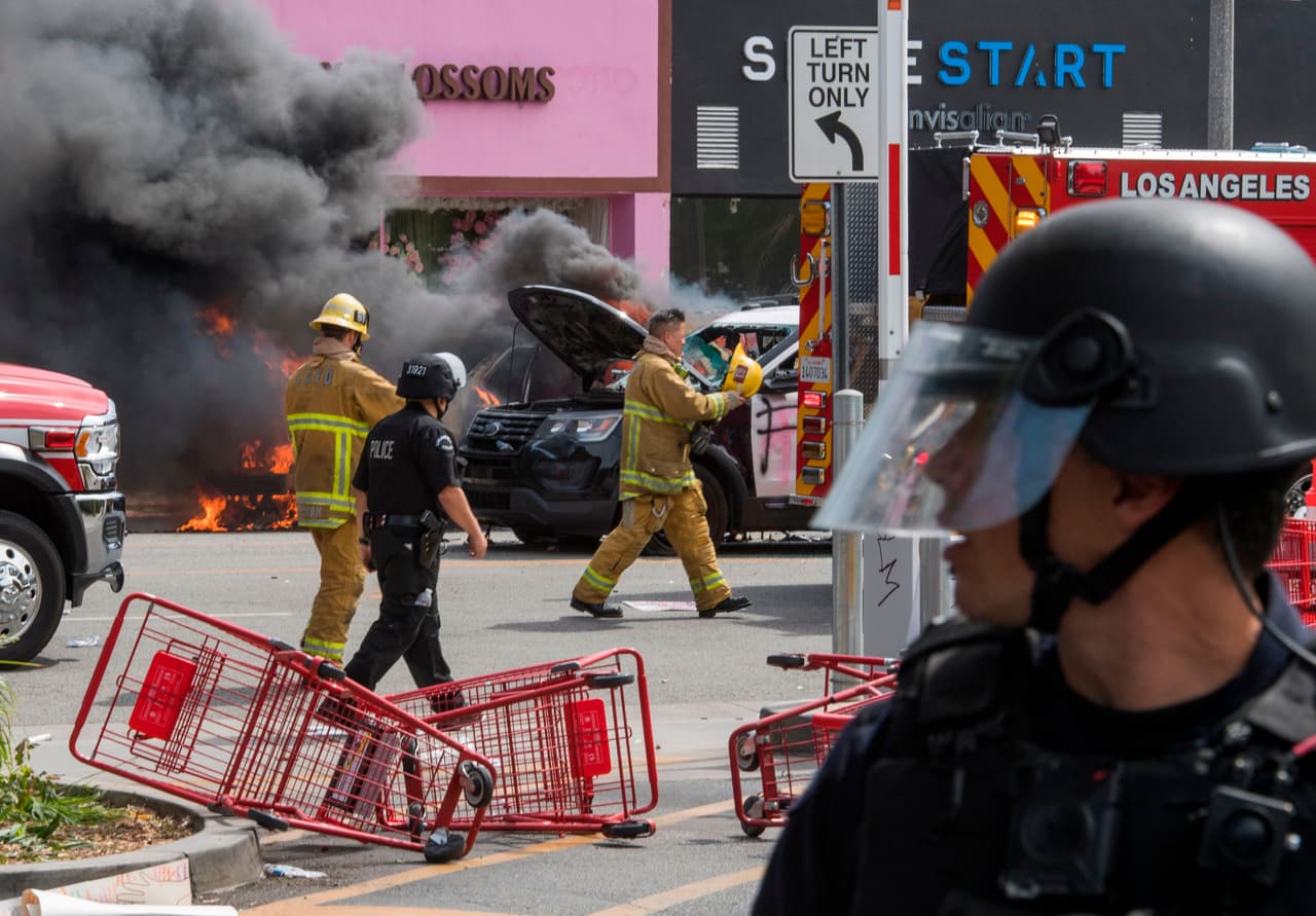 Los manifestantes iniciaron la toma de las calles en el centro de Los Ángeles, desde la mañana de este sábado, movilizándose a través del distrito de Fairfax y sus alrededores, dejando a su paso edificios pintados con graffitis, saqueos y destrucción de tiendas.