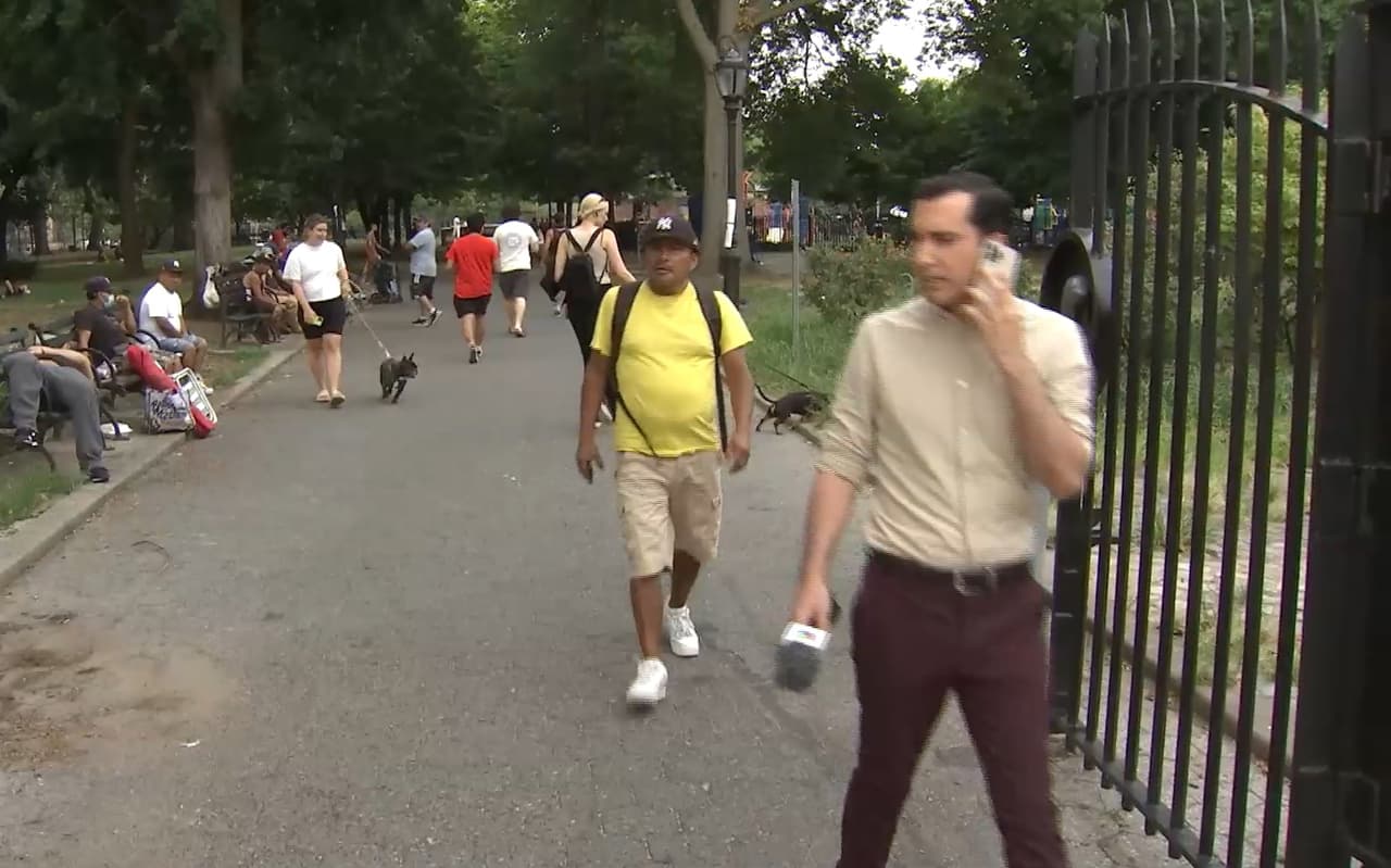 Reportero es acosado por desamparados en parque María Hernández en Brooklyn