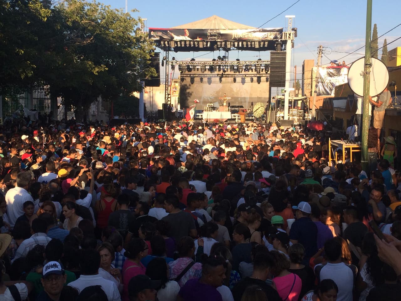 La gente se dio cita desde temprano al lugar de la misa.