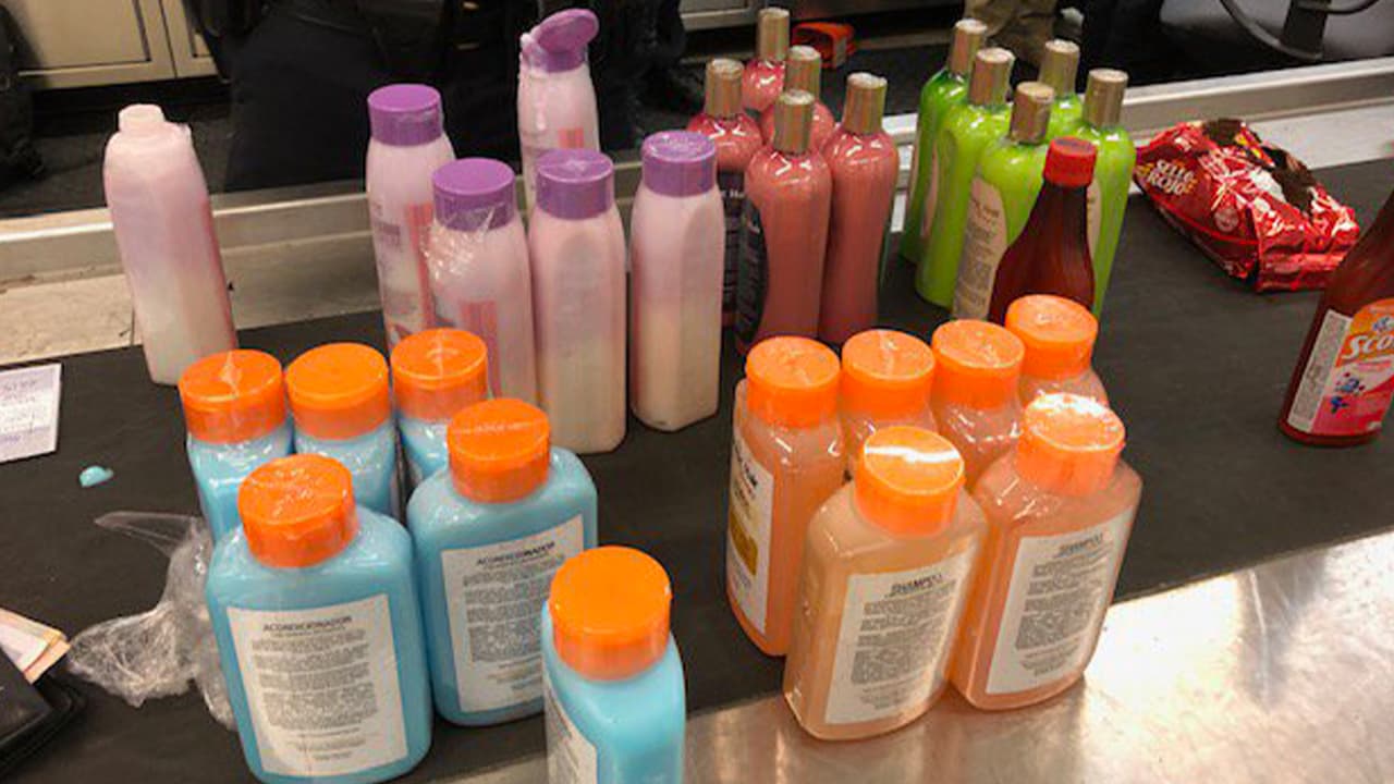 Detienen a un hispano que intenta pasar 35 libras de cocaína líquida en botellas de shampoo por aeropuerto de Houston