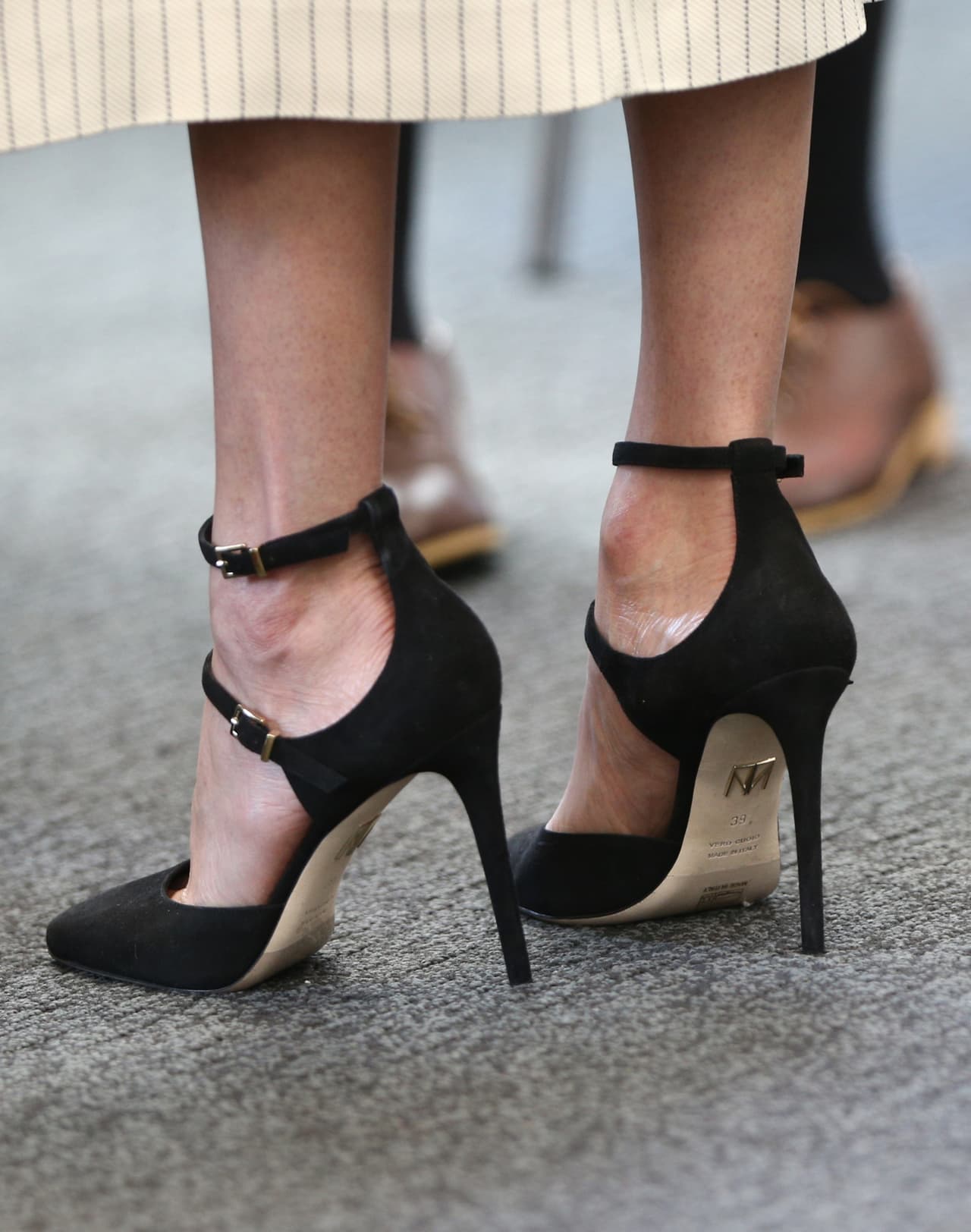 Los pies sin medias de Meghan Markle con zapatos negros Aquazzura.