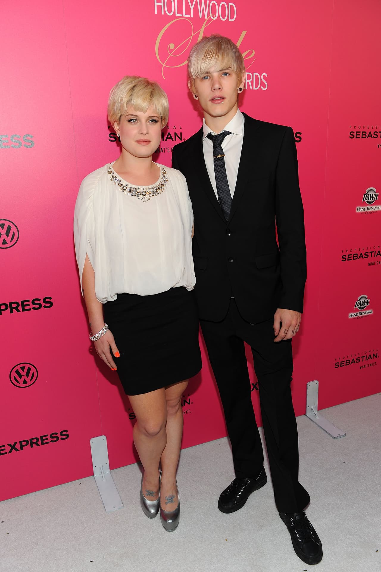 <b>#5 Kelly Osbourne y Luke Worrall</b>
<br>A pesar que la conductora y el modelo ya no se encuentran juntos, durante su relación también se distinguieron por ser una pareja que apostó por teñirse el pelo de rubio y, en su caso, se llevó su parecido al máximo al también lucir el mismo corte.