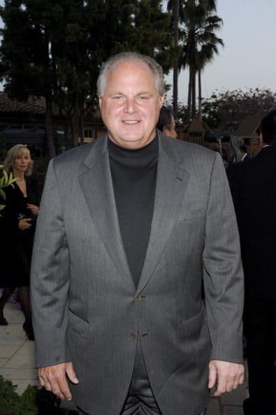 Rush Limbaugh tiene 63 y se desempeña como locutor de radio y comentarista político estadounidense. Su programa de radio 'The Rush Limbaugh Show' se engloba dentro del grupo de cadenas de radio estadounidense Premiere Radio Networks.