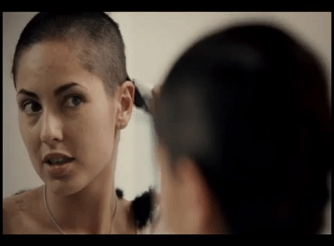 Como parte del guión, el personaje de 'Paola', interpretado por Bárbara Mori, debió raparse.