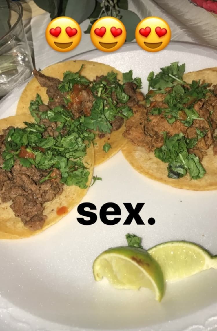 La fiesta se alargó hasta altas horas de la madrugada, así que los tradicionales tacos no pudieron faltar para cerrar este día tan especial para la familia Rivera.