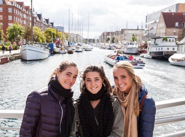 'Son muy maduras porque les hemos enseñado, Kiko y yo, a viajar solas desde los nueve años. Juntas se han ido a Colombia, Argentina y España´, comentó la actriz a la revista Tv y Novelas.